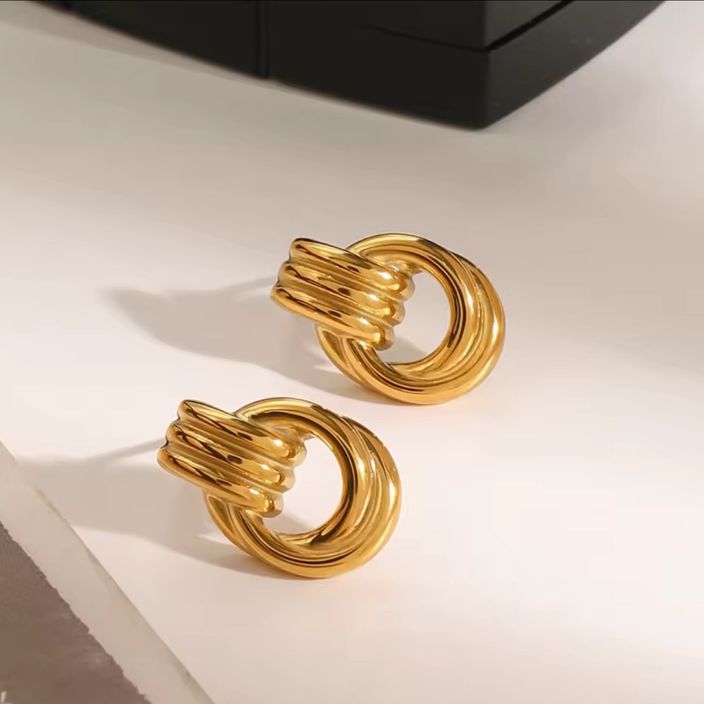 Elegant Gold Hoop Earrings